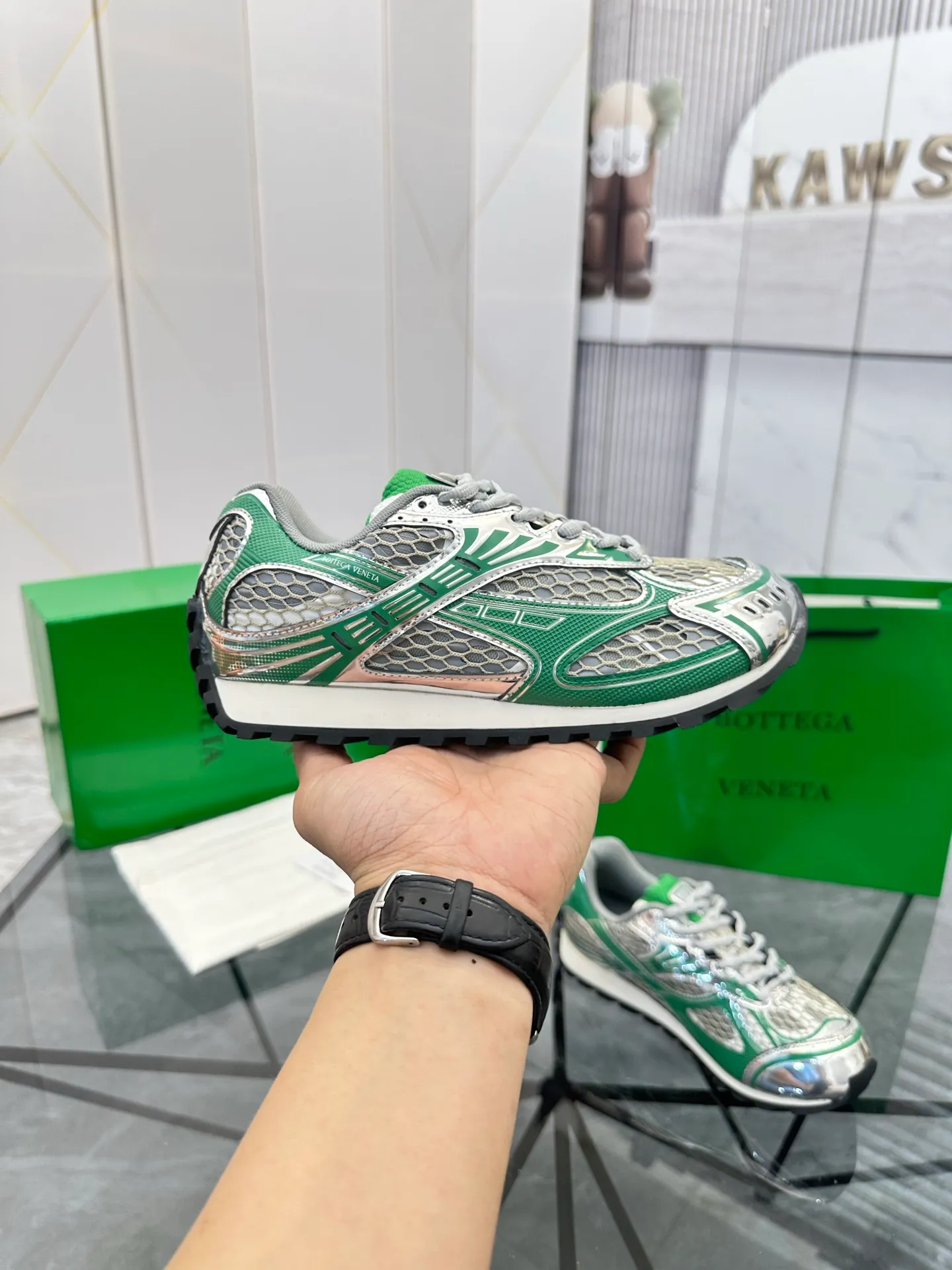 Factory men's shoes 💰: 620💰 (top version) BV Orbit sneakers Wang Yibo's same style couple's dad shoes Runner sneakers, made of lightweight technical mesh fabric. Matched with geometric pattern designed rubber outsole Wang Zha series high version Look for the package craftsmanship The actual height is much higher, but the legs are still slim. Very nice and playable and durable Matching to the standard 💯 Package shoe technology Look for the high version The outsole is made of color-blocked TPU outsole Women's model 35 36 37 38 39 40 41 (40 41 customized) Men's model 38 39 40 41 42 43 44 45. (Customized size 38 45.46) No. H345